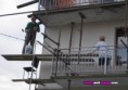/album/srandovni-a-hloupe-napady/madman-on-scaffolding-madman-sur-un-echafaudage-madman-auf-gerusten-silenec-na-leseni-jpg/